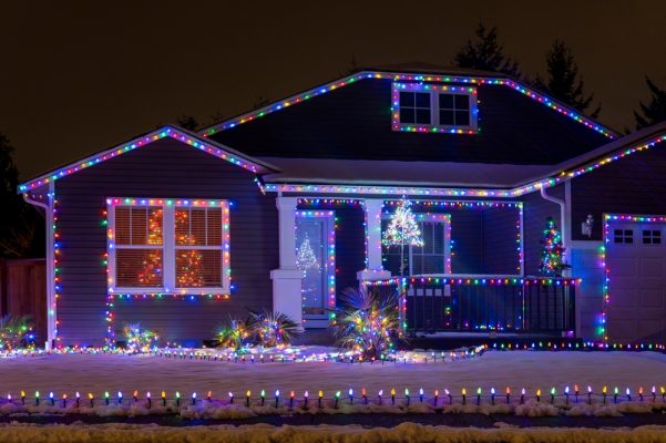 Beautiful,Christmas,Decorations,Outside,The,House,At,Night.,House,Decorated